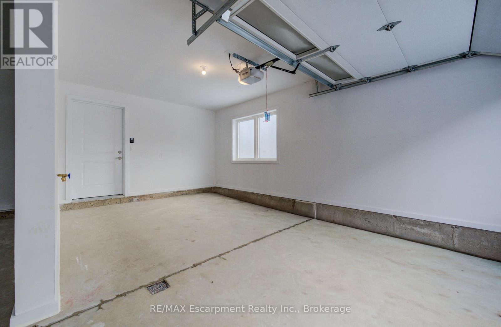 21 - 70 Kenesky Drive N, Hamilton (Waterdown), ON - Indoor Photo Showing Garage