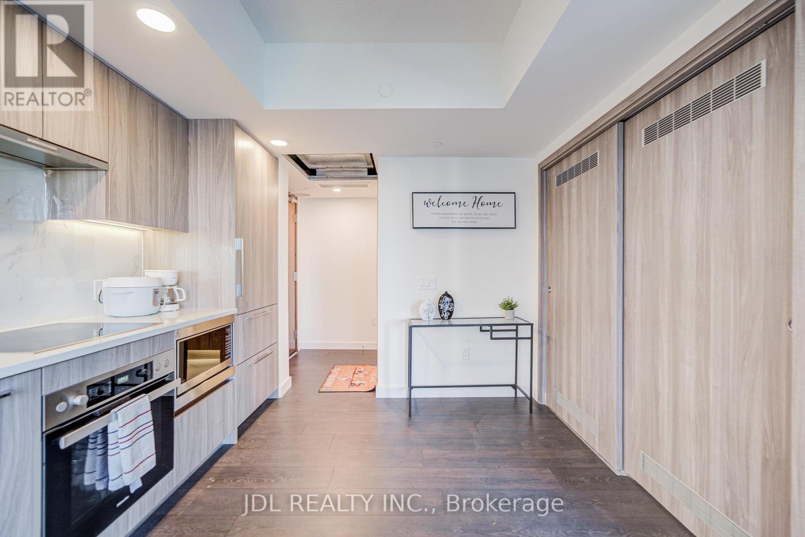 303 - 1 Concord Cityplace Way, Toronto, ON - Indoor