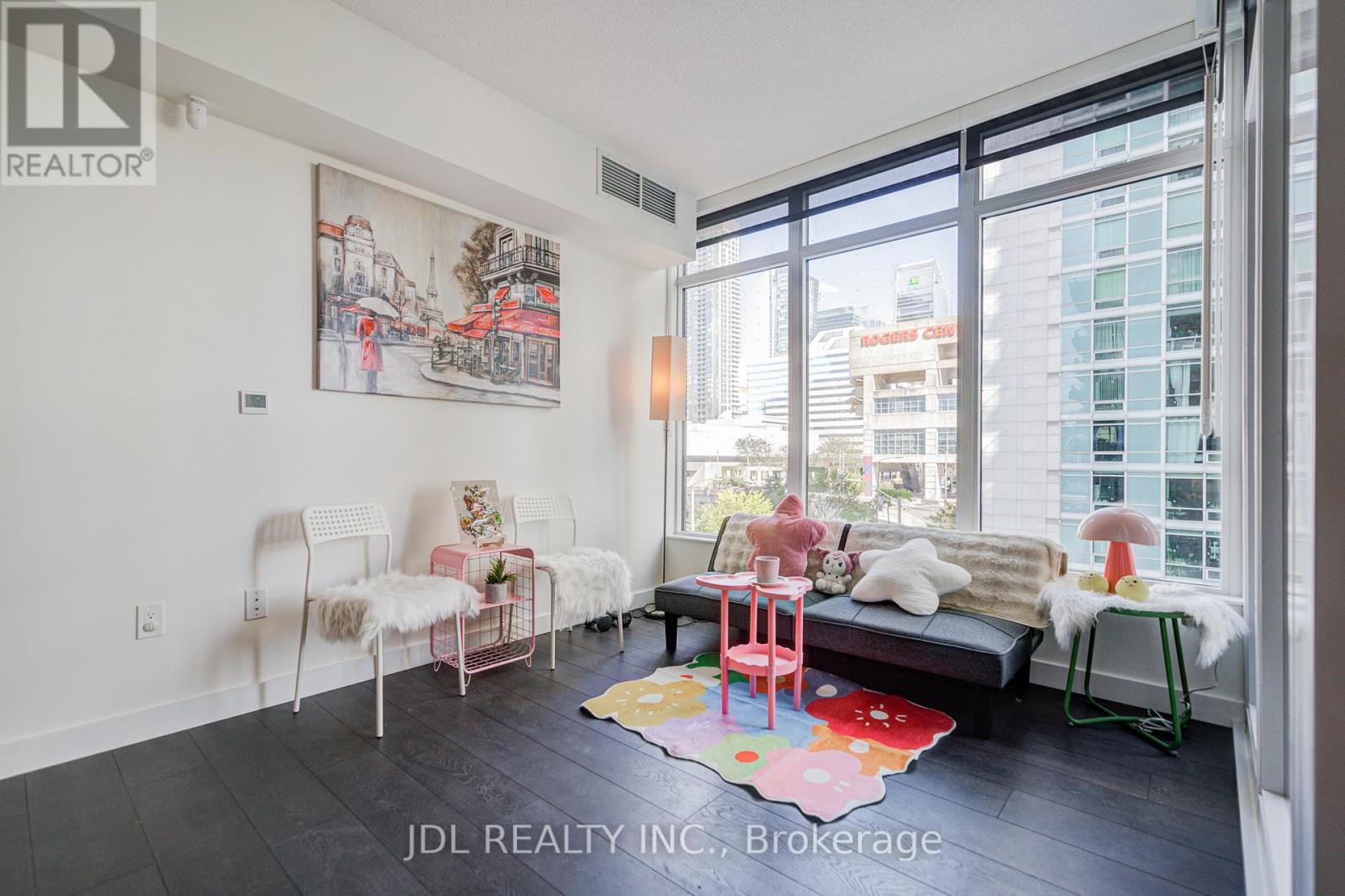 303 - 1 Concord Cityplace Way, Toronto, ON - Indoor Photo Showing Living Room