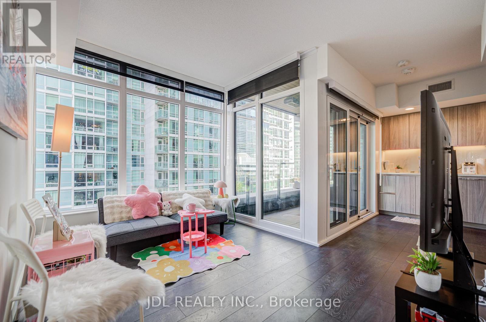 303 - 1 Concord Cityplace Way, Toronto, ON - Indoor Photo Showing Living Room