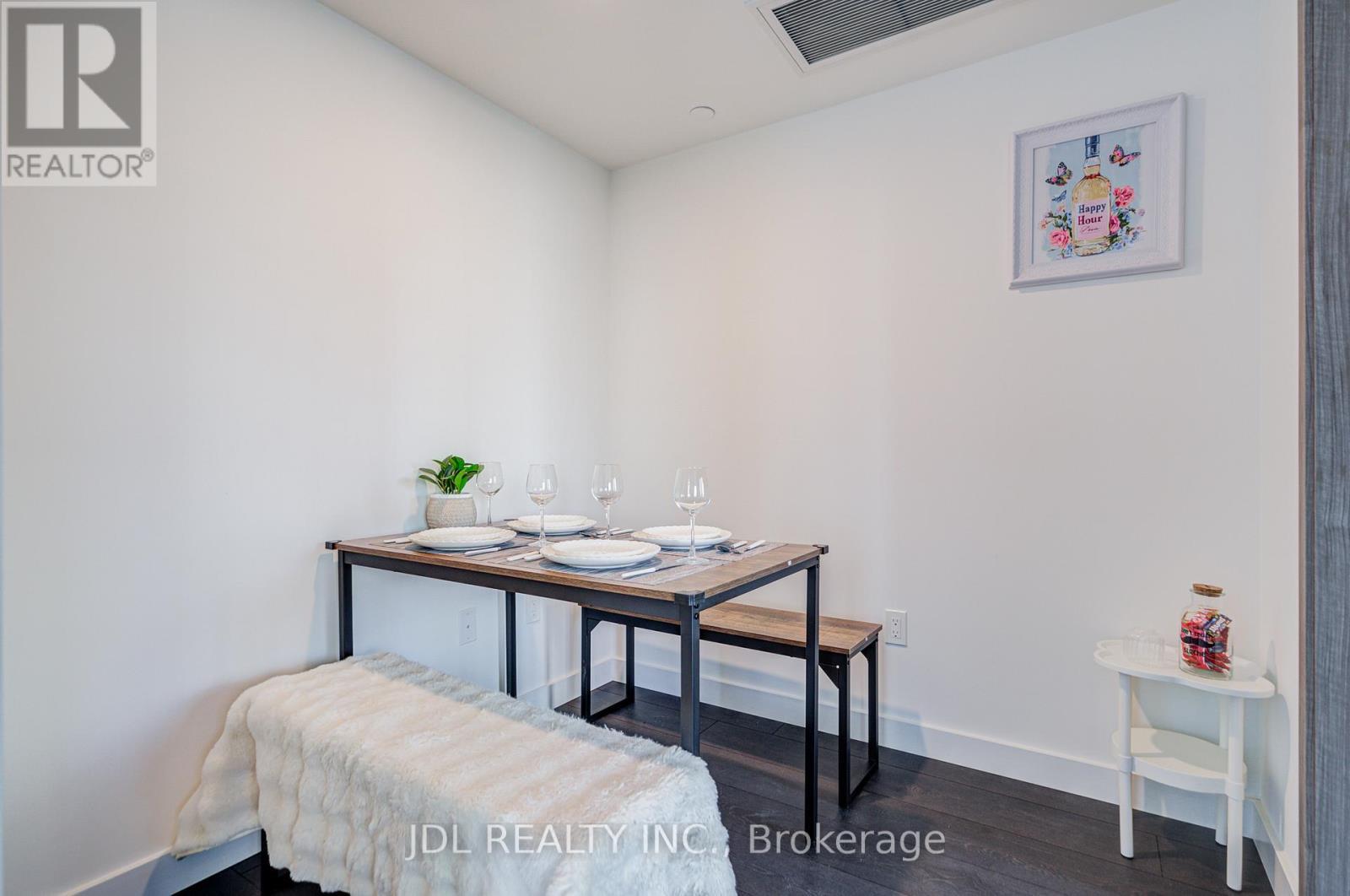 303 - 1 Concord Cityplace Way, Toronto, ON - Indoor