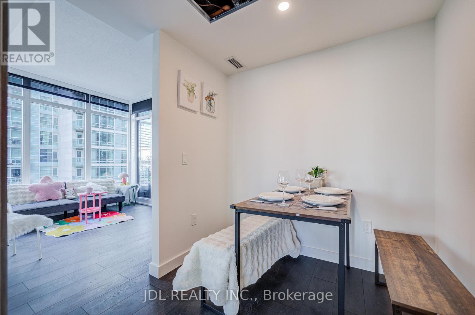 303 - 1 Concord Cityplace Way, Toronto, ON - Indoor