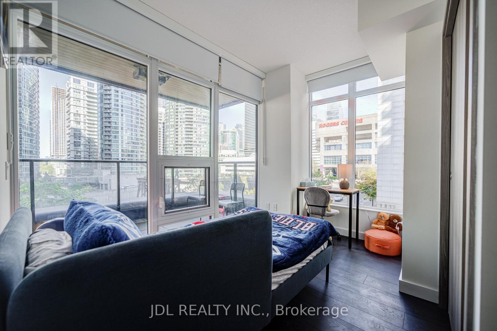 303 - 1 Concord Cityplace Way, Toronto, ON - Indoor