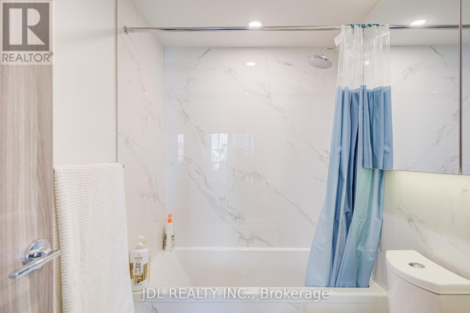 303 - 1 Concord Cityplace Way, Toronto, ON - Indoor Photo Showing Bathroom