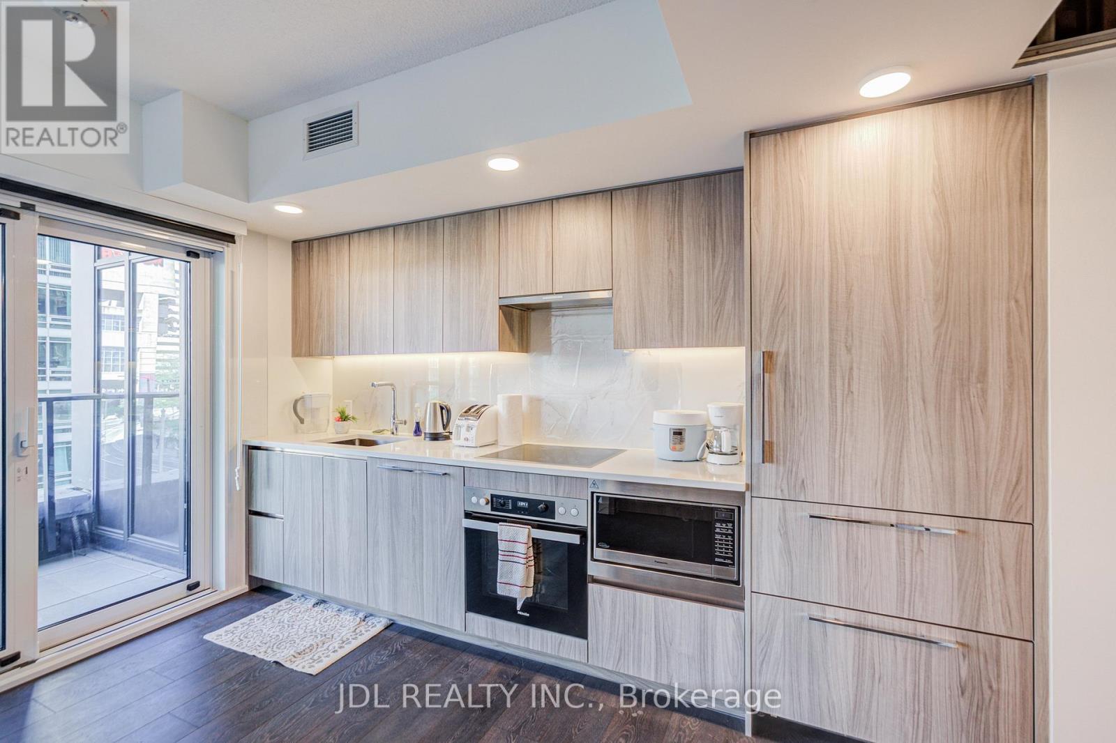 303 - 1 Concord Cityplace Way, Toronto, ON - Indoor Photo Showing Kitchen