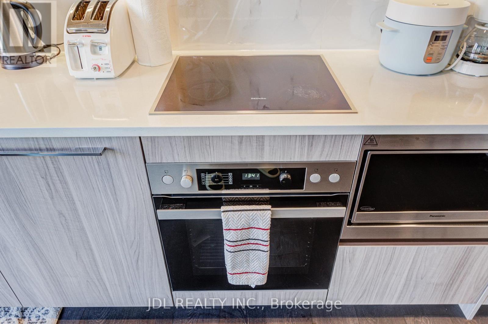 303 - 1 Concord Cityplace Way, Toronto, ON - Indoor Photo Showing Kitchen