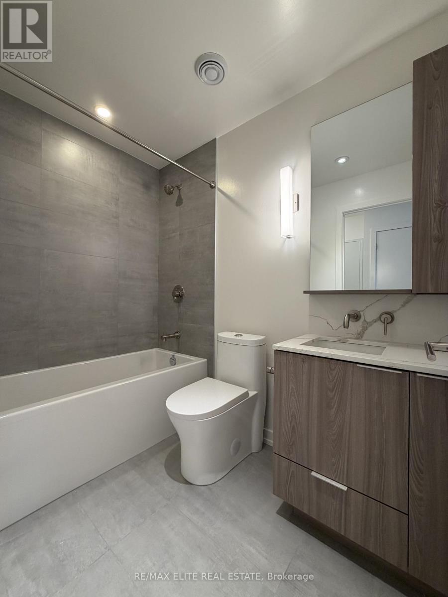 2011S - 110 Broadway Avenue, Toronto, ON - Indoor Photo Showing Bathroom