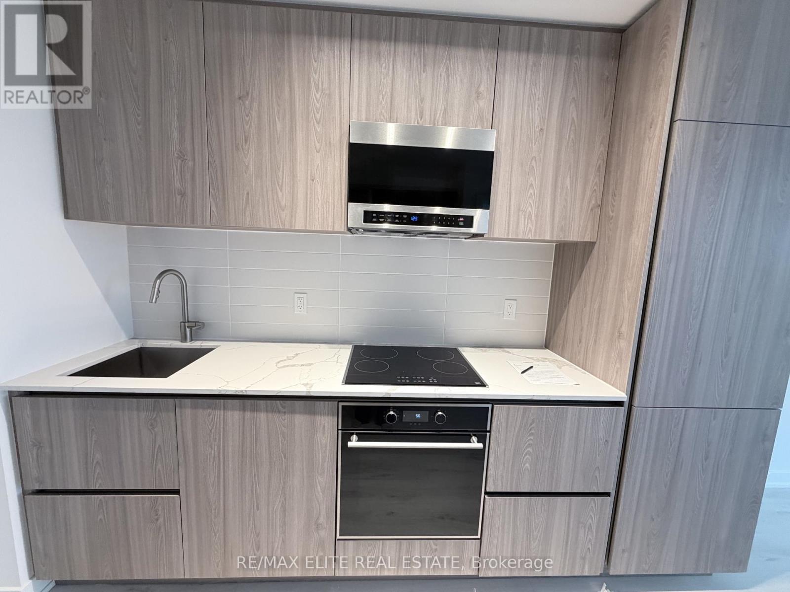 2011S - 110 Broadway Avenue, Toronto, ON - Indoor Photo Showing Kitchen