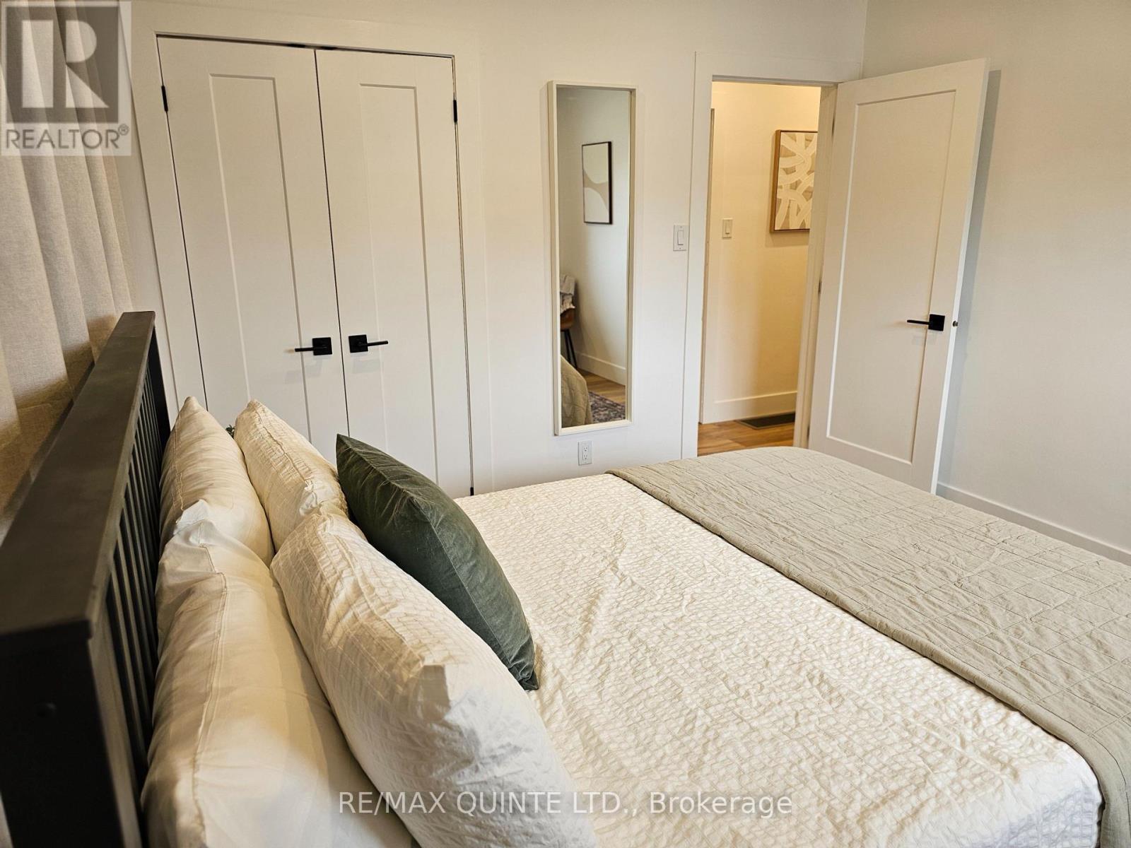 620 Sidney Street, Belleville (Belleville Ward), ON - Indoor Photo Showing Bedroom