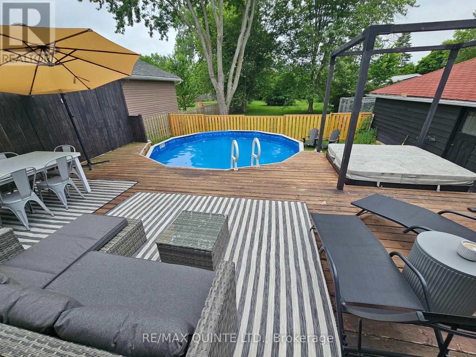620 Sidney Street, Belleville (Belleville Ward), ON - Outdoor With Above Ground Pool With Exterior