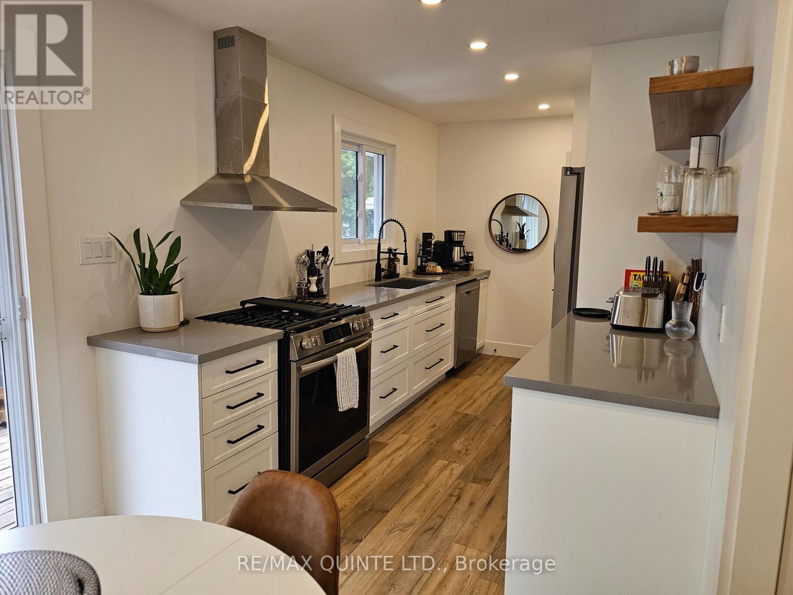620 Sidney Street, Belleville (Belleville Ward), ON - Indoor Photo Showing Kitchen With Upgraded Kitchen