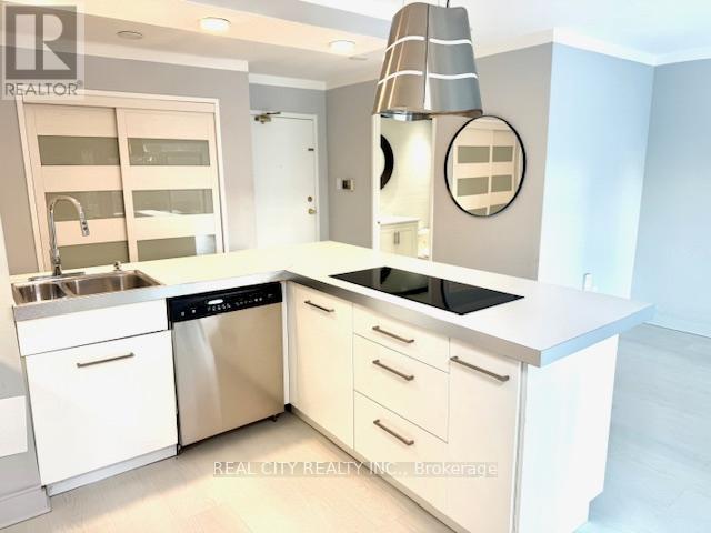 207 - 285 Enfield Place, Mississauga, ON - Indoor Photo Showing Kitchen With Double Sink