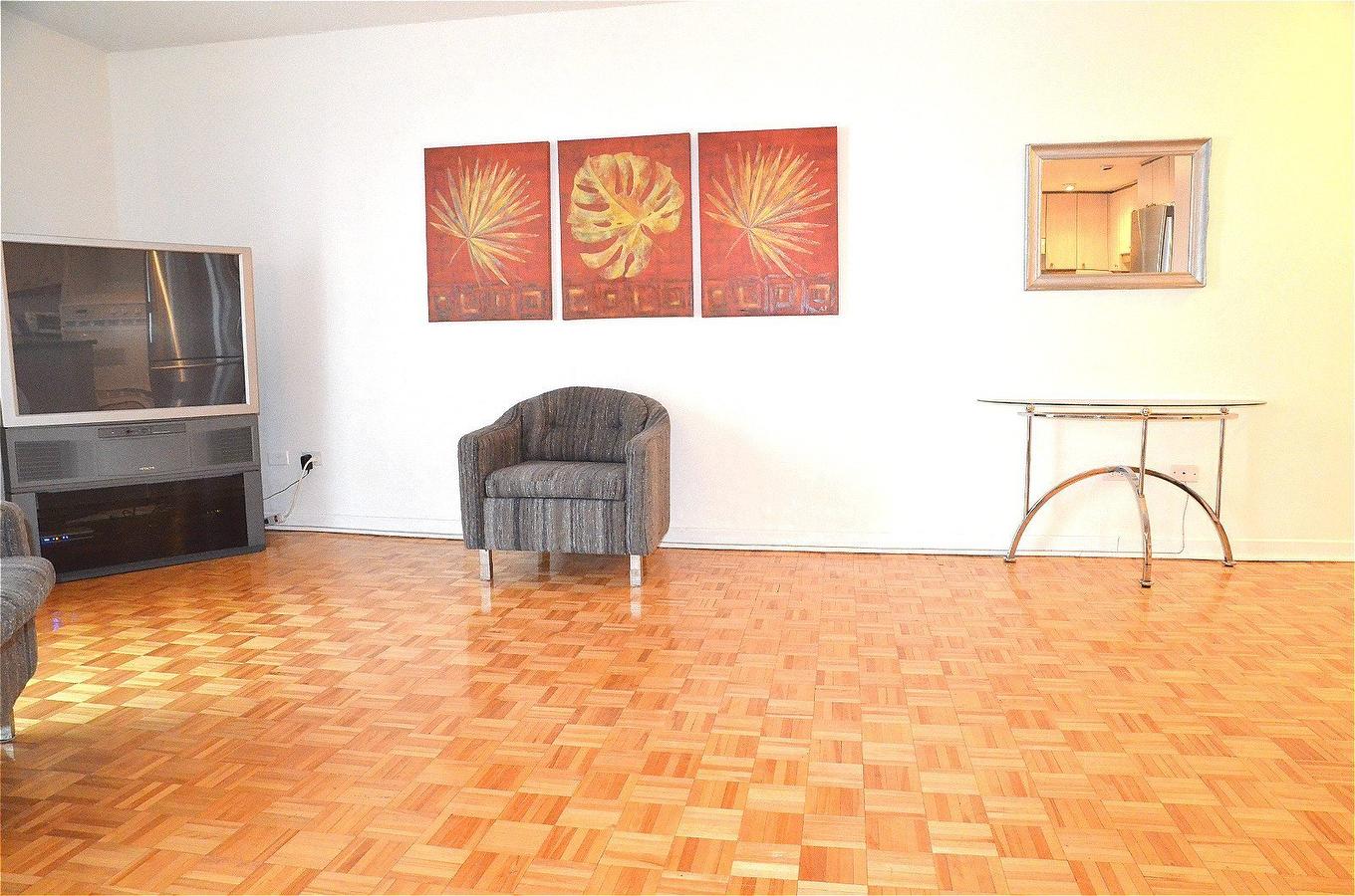 Salon - 712-3470 Rue Simpson, Montréal (Ville-Marie), QC - Indoor