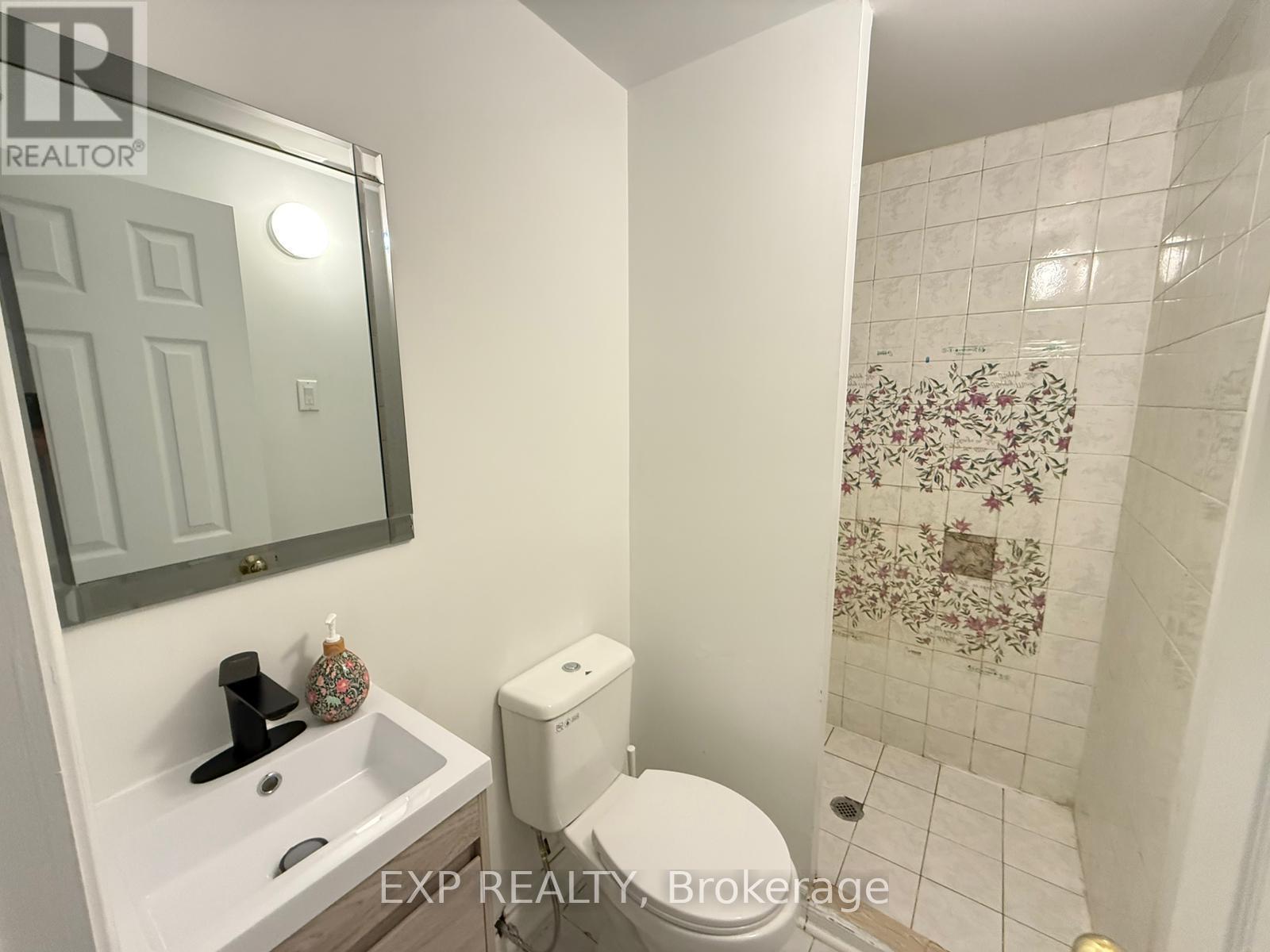 Main/Lower - 48 Estate Garden Drive, Richmond Hill, ON - Indoor Photo Showing Bathroom
