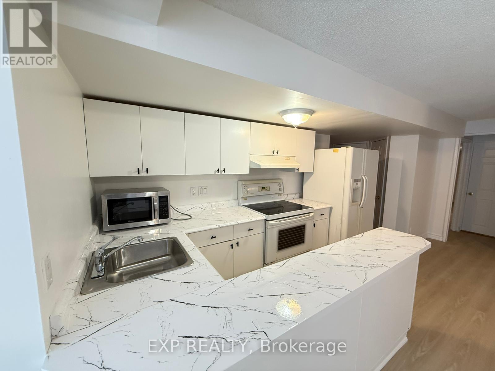 Main/Lower - 48 Estate Garden Drive, Richmond Hill, ON - Indoor Photo Showing Kitchen