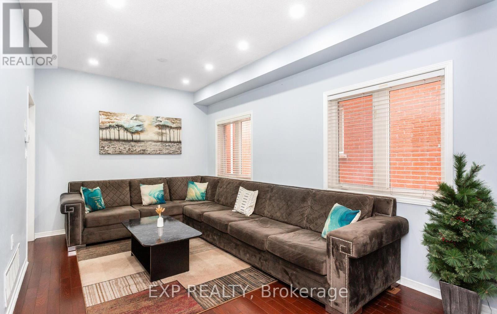 70 Grover Road, Brampton, ON - Indoor Photo Showing Living Room