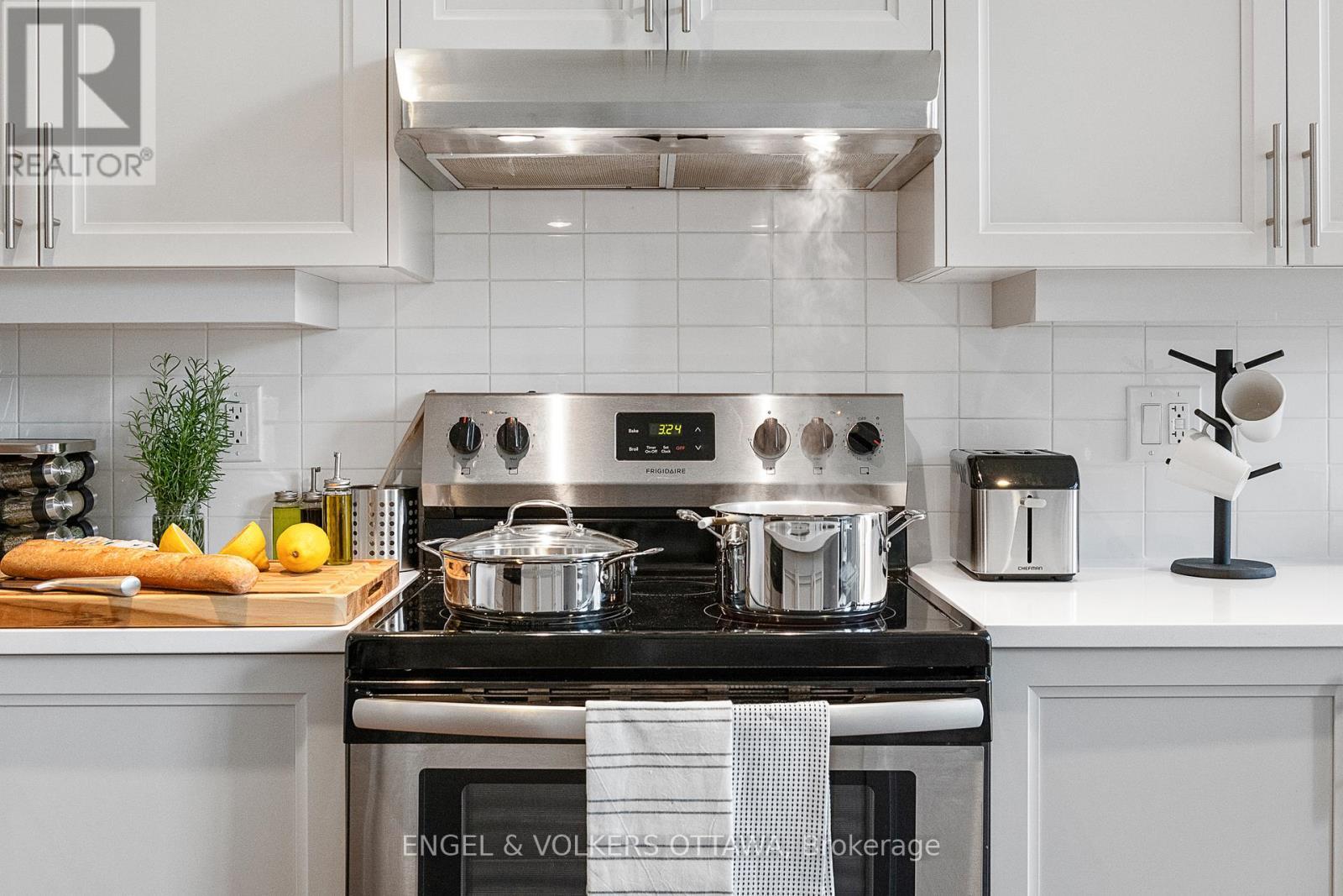 430 Markdale Terrace, Ottawa, ON - Indoor Photo Showing Kitchen With Upgraded Kitchen