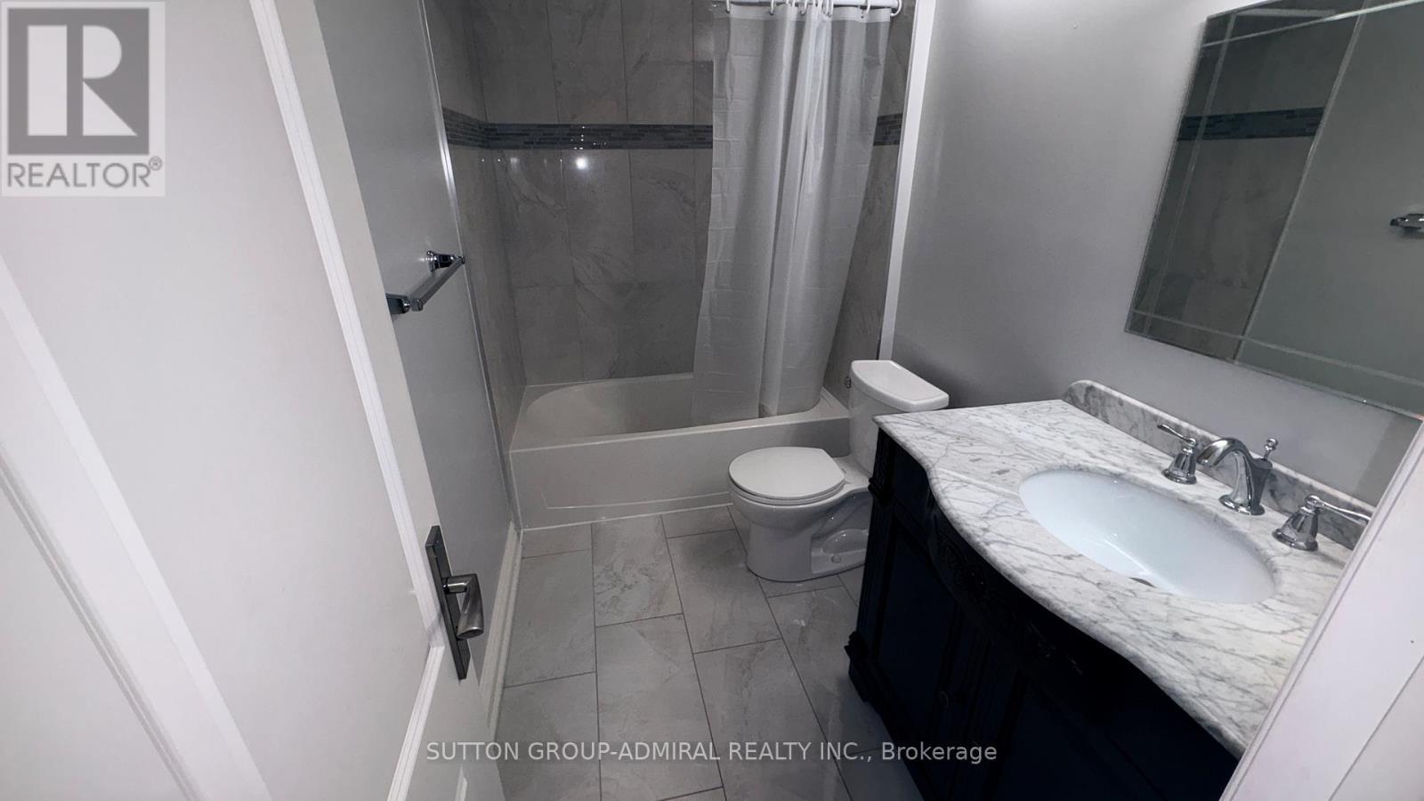 17 Law Crescent S, Richmond Hill, ON - Indoor Photo Showing Bathroom