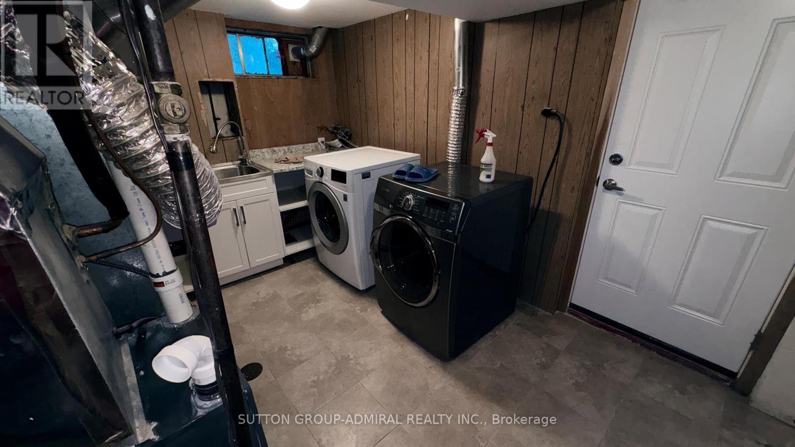 17 Law Crescent S, Richmond Hill, ON - Indoor Photo Showing Laundry Room