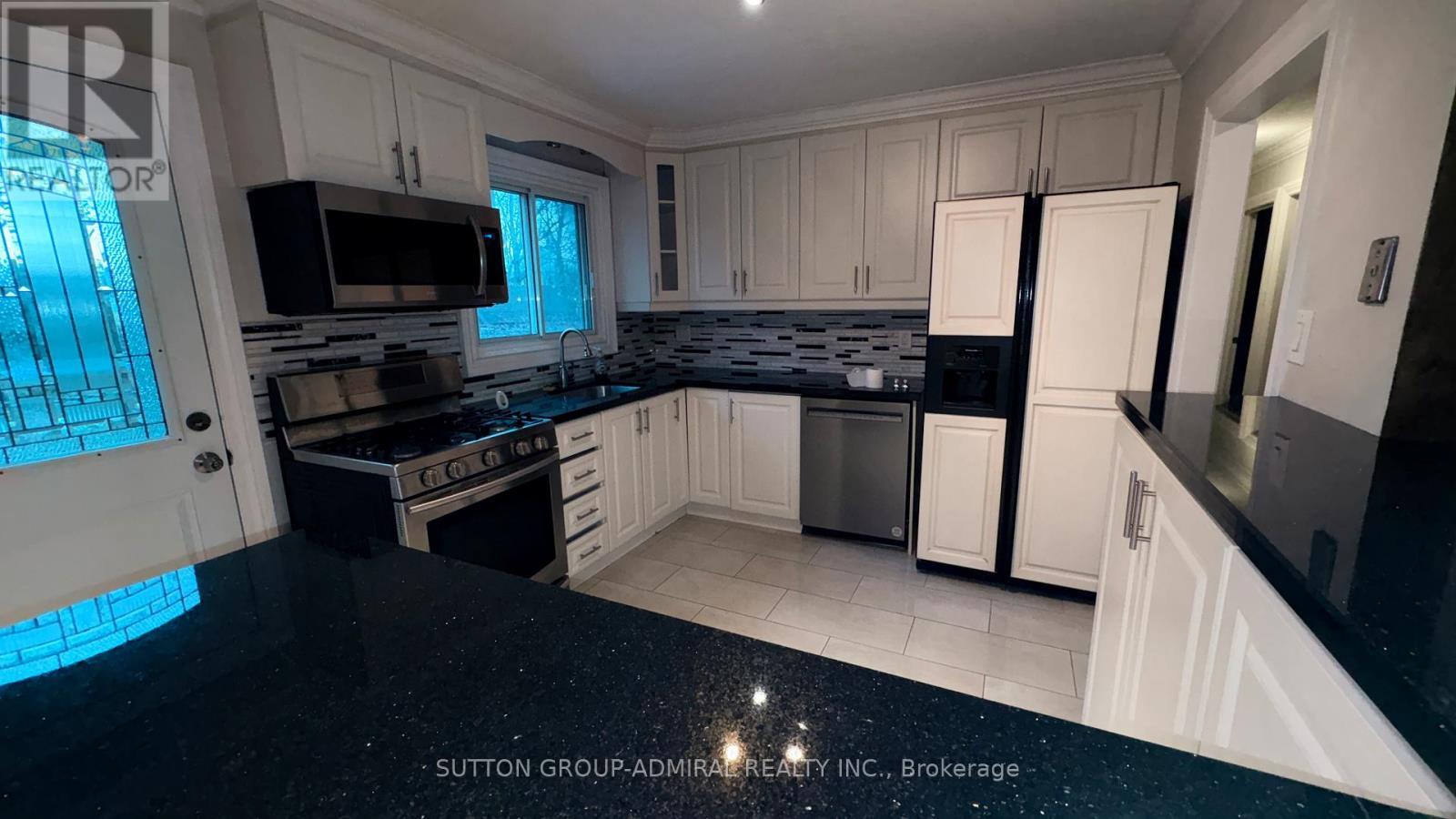 17 Law Crescent S, Richmond Hill, ON - Indoor Photo Showing Kitchen
