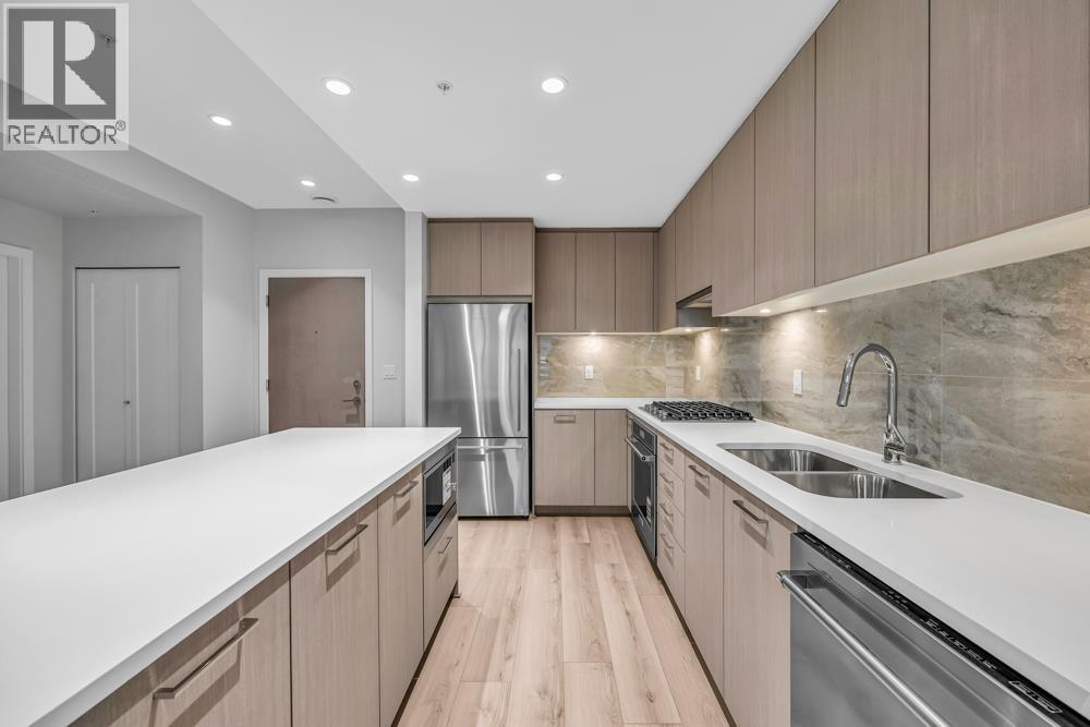 304 629 Cottonwood Avenue, Coquitlam, BC - Indoor Photo Showing Kitchen With Double Sink With Upgraded Kitchen
