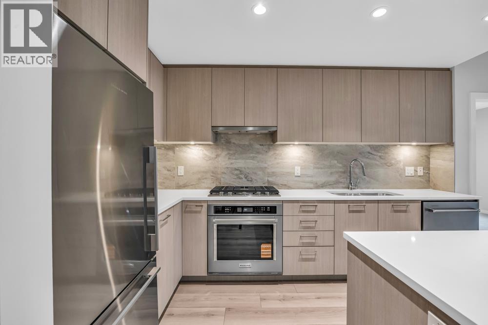 304 629 Cottonwood Avenue, Coquitlam, BC - Indoor Photo Showing Kitchen With Upgraded Kitchen