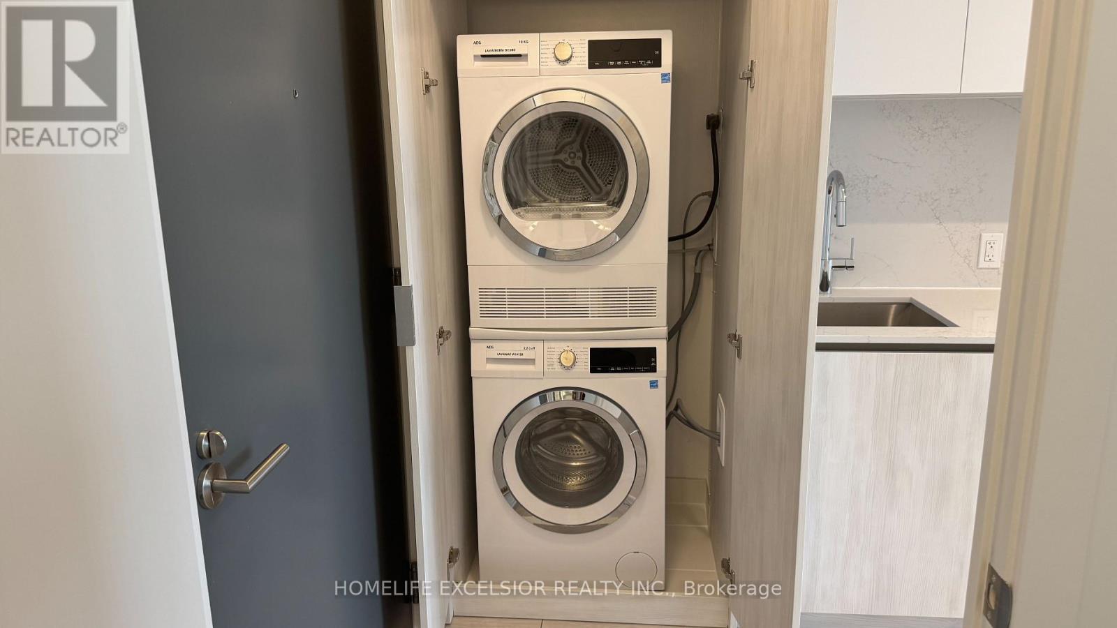 1226 - 5858 Yonge Street, Toronto, ON - Indoor Photo Showing Laundry Room