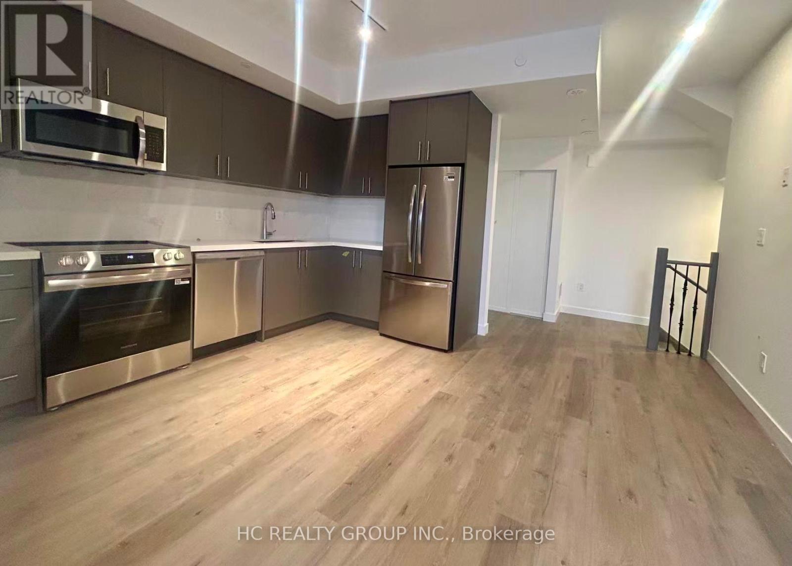 517 - 30 Markdale Lane, Markham, ON - Indoor Photo Showing Kitchen