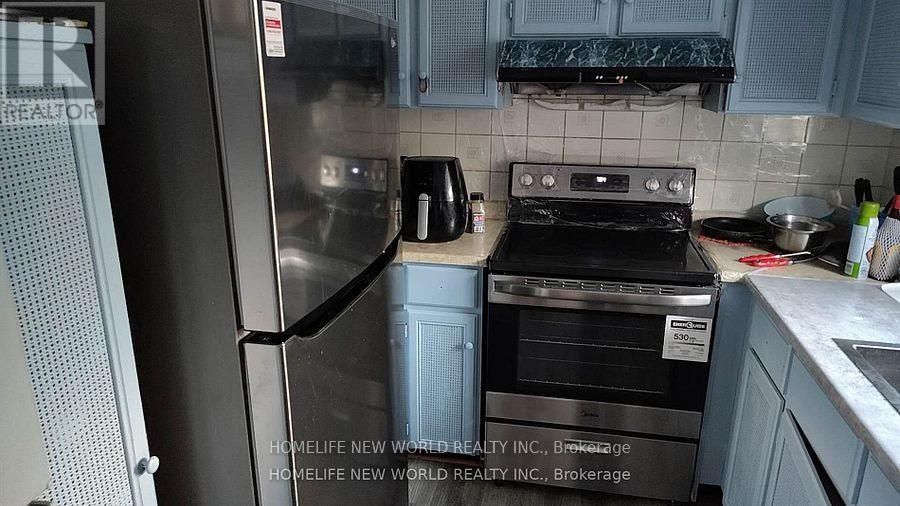 Prime Master - 3050 Olympus Mews, Mississauga, ON - Indoor Photo Showing Kitchen