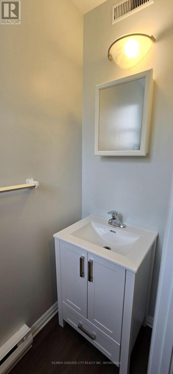 33 - 151 Parnell Road, St. Catharines (Vine/Linwell), ON - Indoor Photo Showing Bathroom