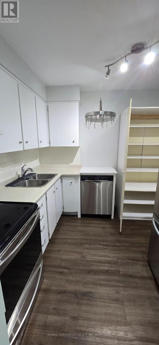 33 - 151 Parnell Road, St. Catharines (Vine/Linwell), ON - Indoor Photo Showing Kitchen With Double Sink