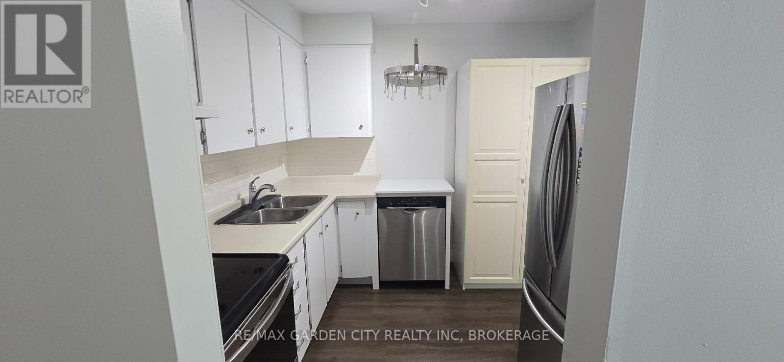 33 - 151 Parnell Road, St. Catharines (Vine/Linwell), ON - Indoor Photo Showing Kitchen With Double Sink