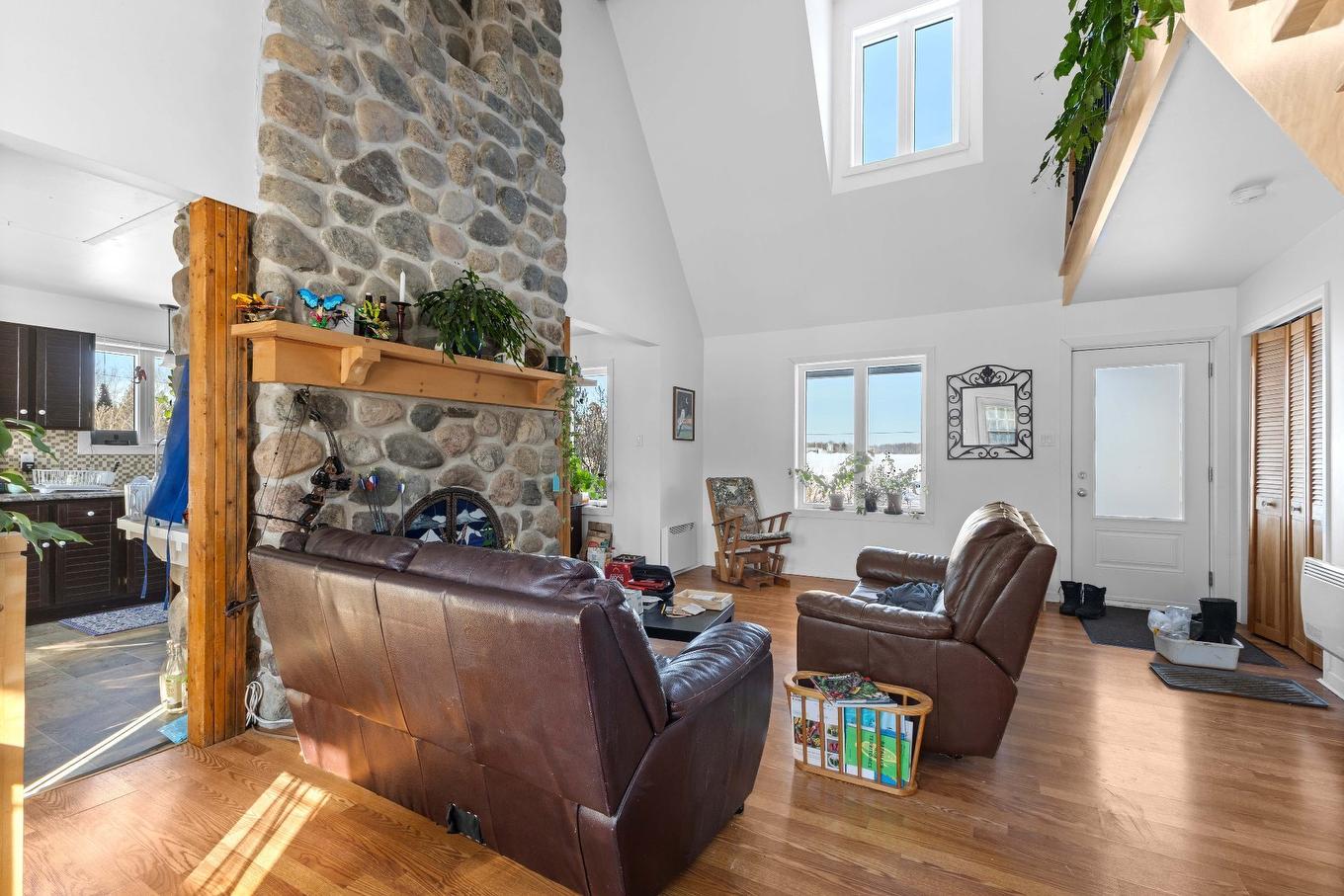 Overall view - 136 Rg Grand-Sabrevois, Sainte-Anne-De-Sabrevois, QC - Indoor Photo Showing Living Room
