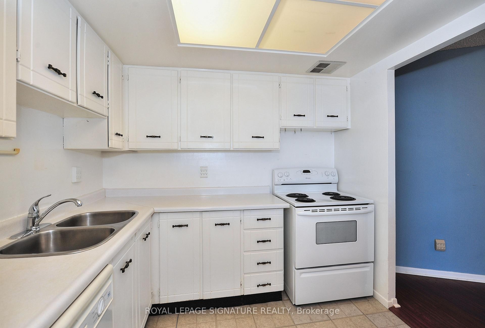 1208-7811 Yonge Street, Markham, ON - Indoor Photo Showing Kitchen With Double Sink