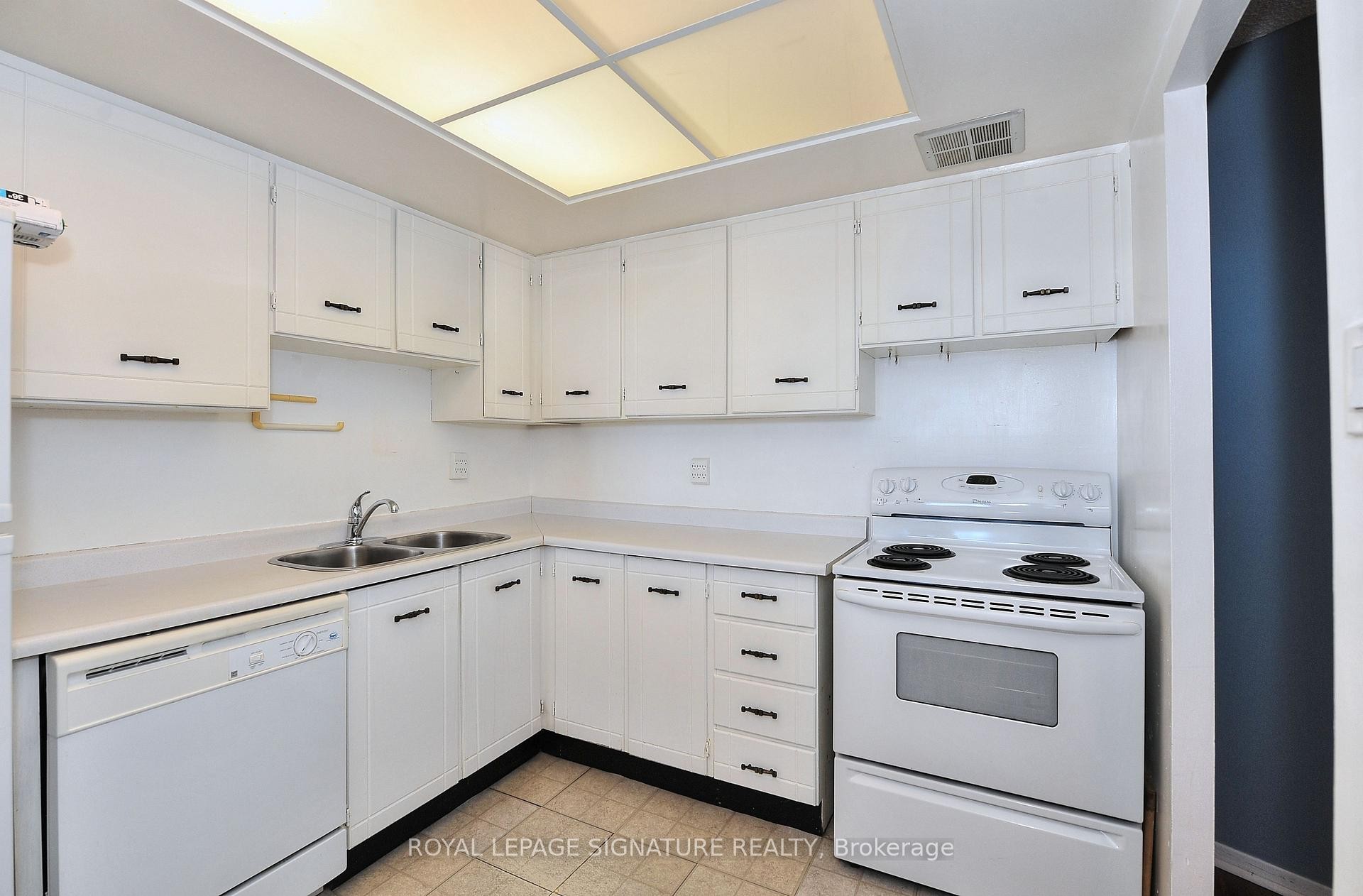 1208-7811 Yonge Street, Markham, ON - Indoor Photo Showing Kitchen With Double Sink