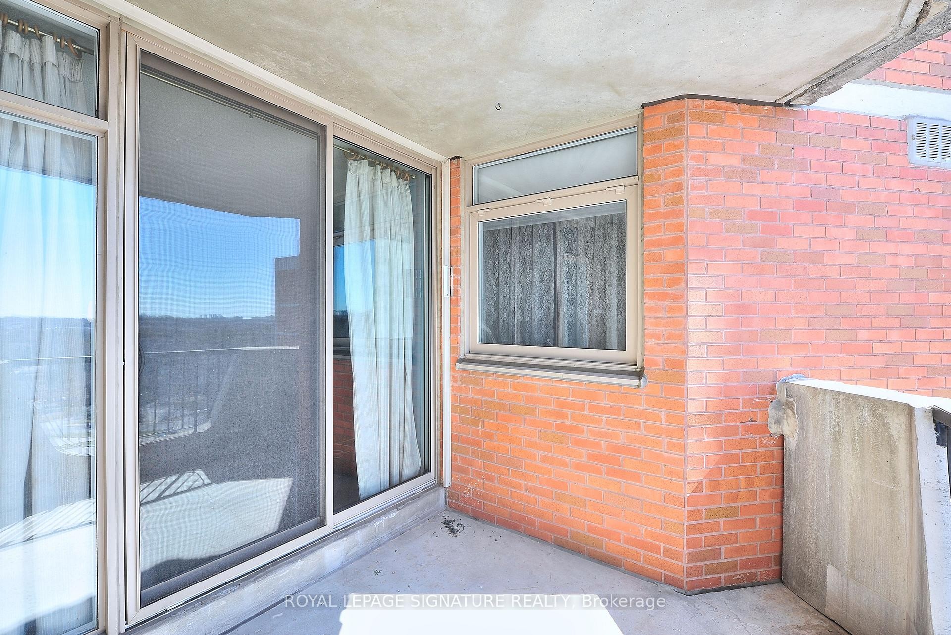 1208-7811 Yonge Street, Markham, ON - With Exterior