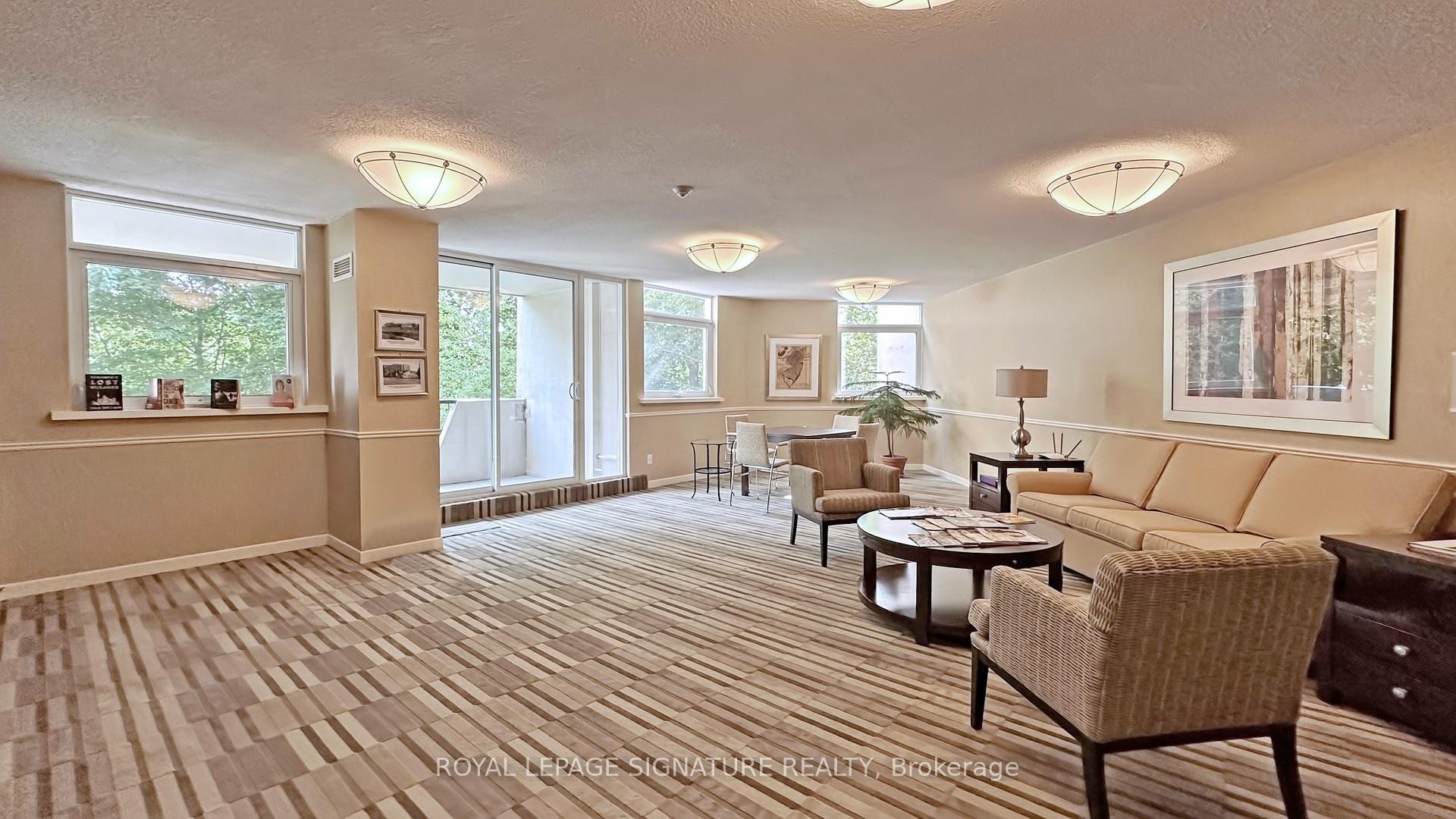 1208-7811 Yonge Street, Markham, ON - Indoor Photo Showing Living Room