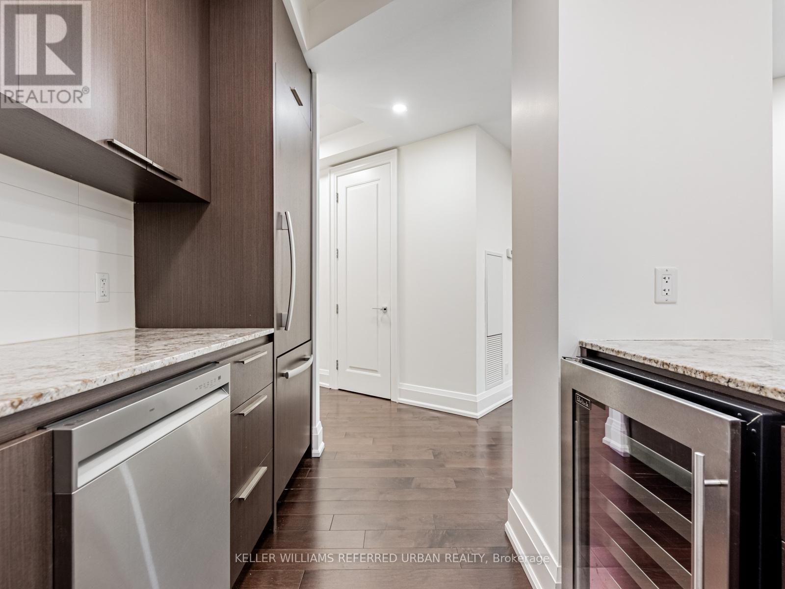 302 - 88 Davenport Road, Toronto, ON - Indoor Photo Showing Kitchen