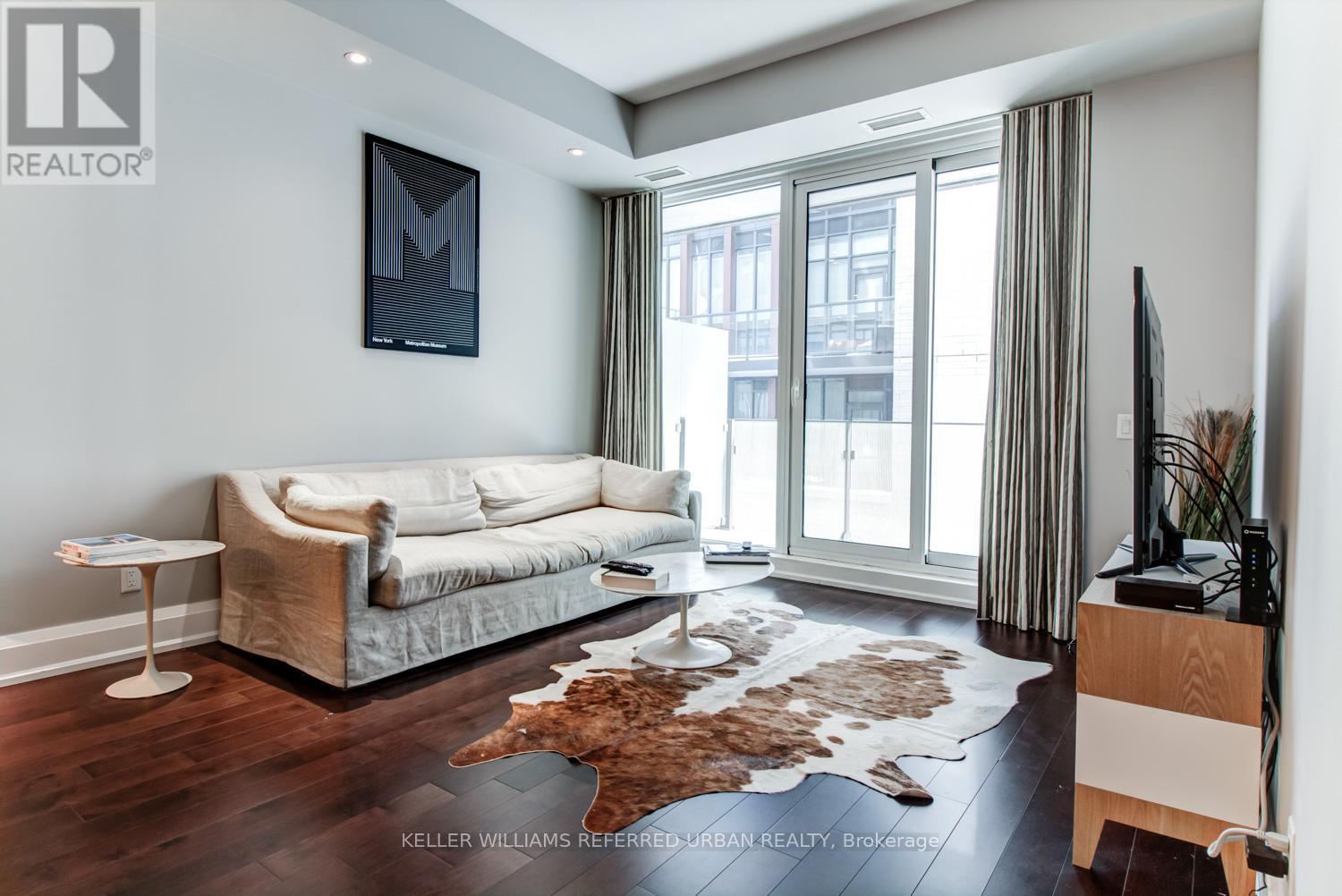 302 - 88 Davenport Road, Toronto, ON - Indoor Photo Showing Living Room