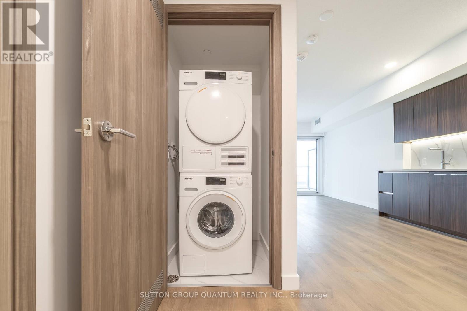 1603 - 3 Concord Cityplace Way, Toronto, ON - Indoor Photo Showing Laundry Room