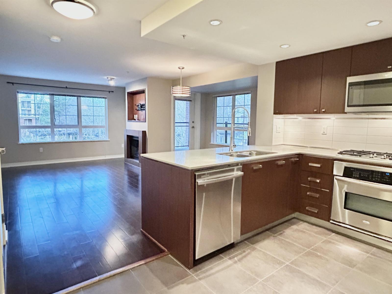 205 2940 King George Boulevard, Surrey, BC - Indoor Photo Showing Kitchen With Double Sink With Upgraded Kitchen