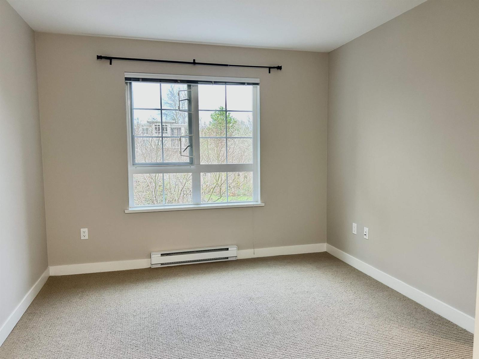 205 2940 King George Boulevard, Surrey, BC - Indoor Photo Showing Other Room