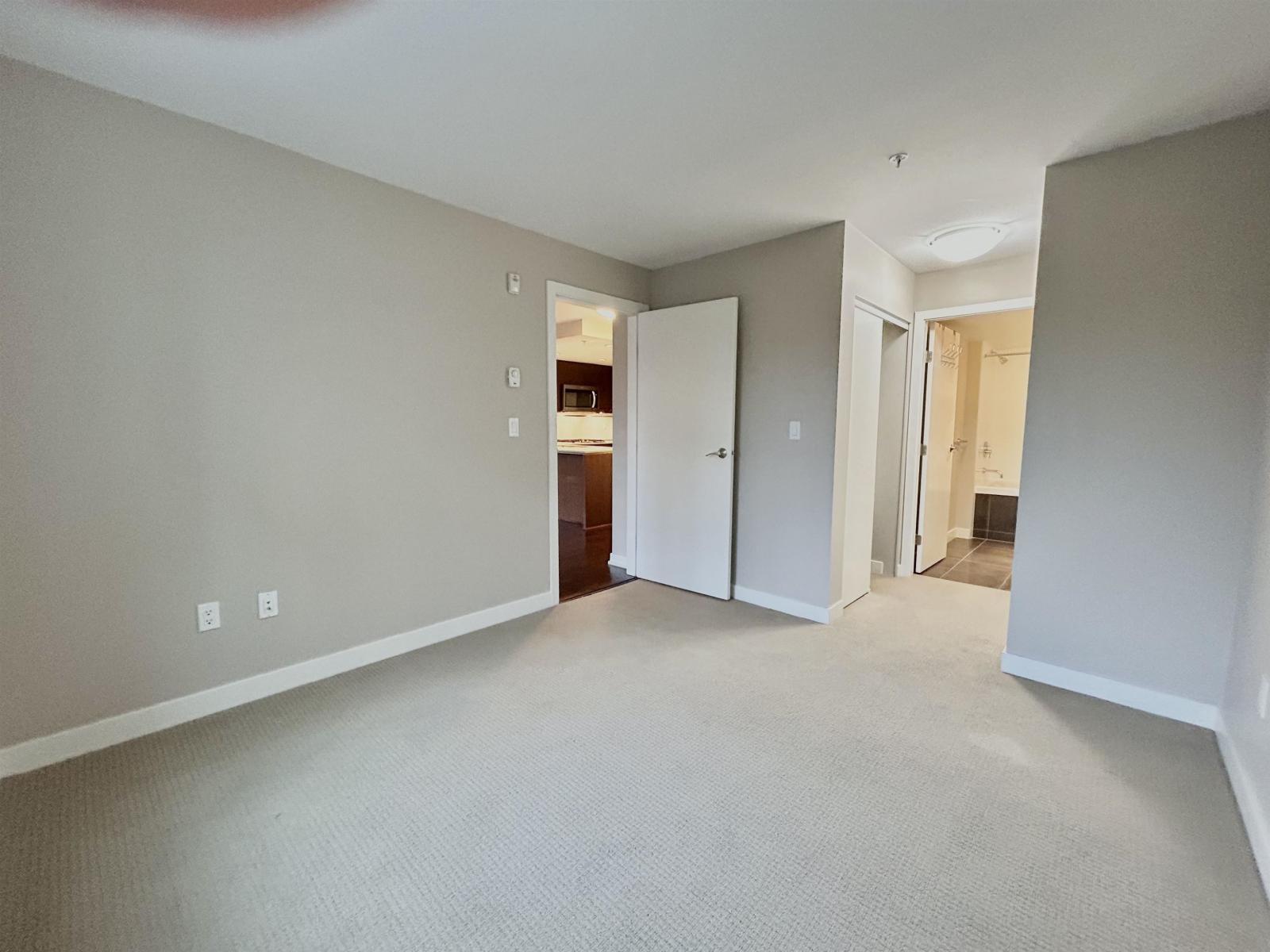 205 2940 King George Boulevard, Surrey, BC - Indoor Photo Showing Other Room