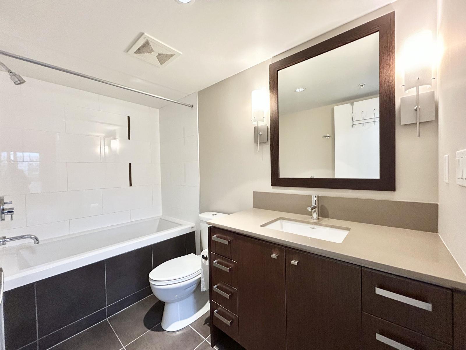 205 2940 King George Boulevard, Surrey, BC - Indoor Photo Showing Bathroom