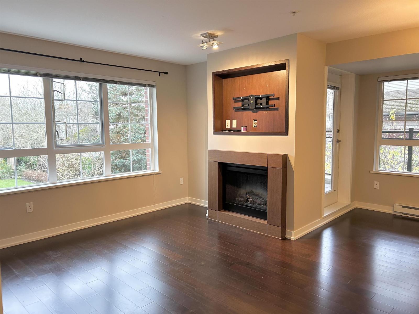 205 2940 King George Boulevard, Surrey, BC - Indoor Photo Showing Living Room With Fireplace