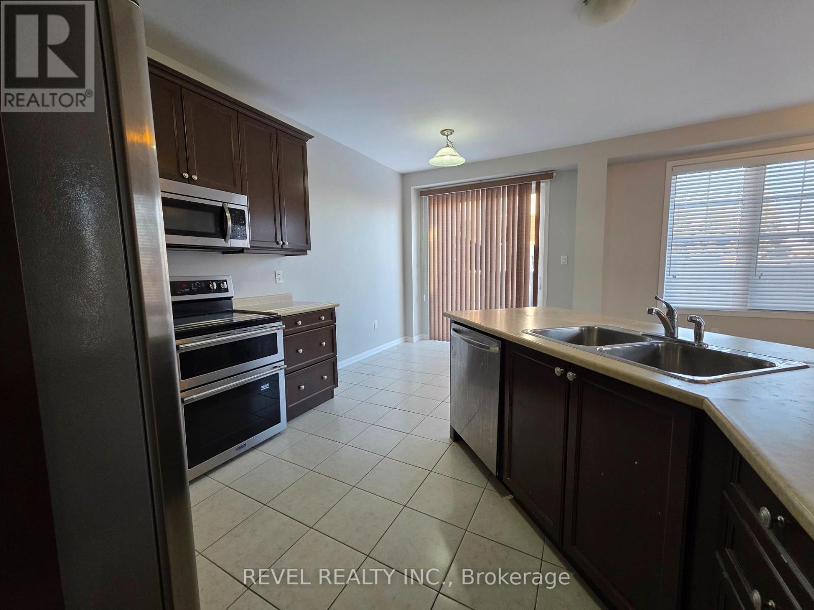 1127 Savoline Boulevard, Milton, ON - Indoor Photo Showing Kitchen With Double Sink