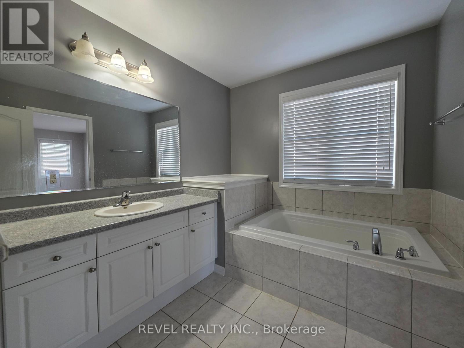 1127 Savoline Boulevard, Milton, ON - Indoor Photo Showing Bathroom