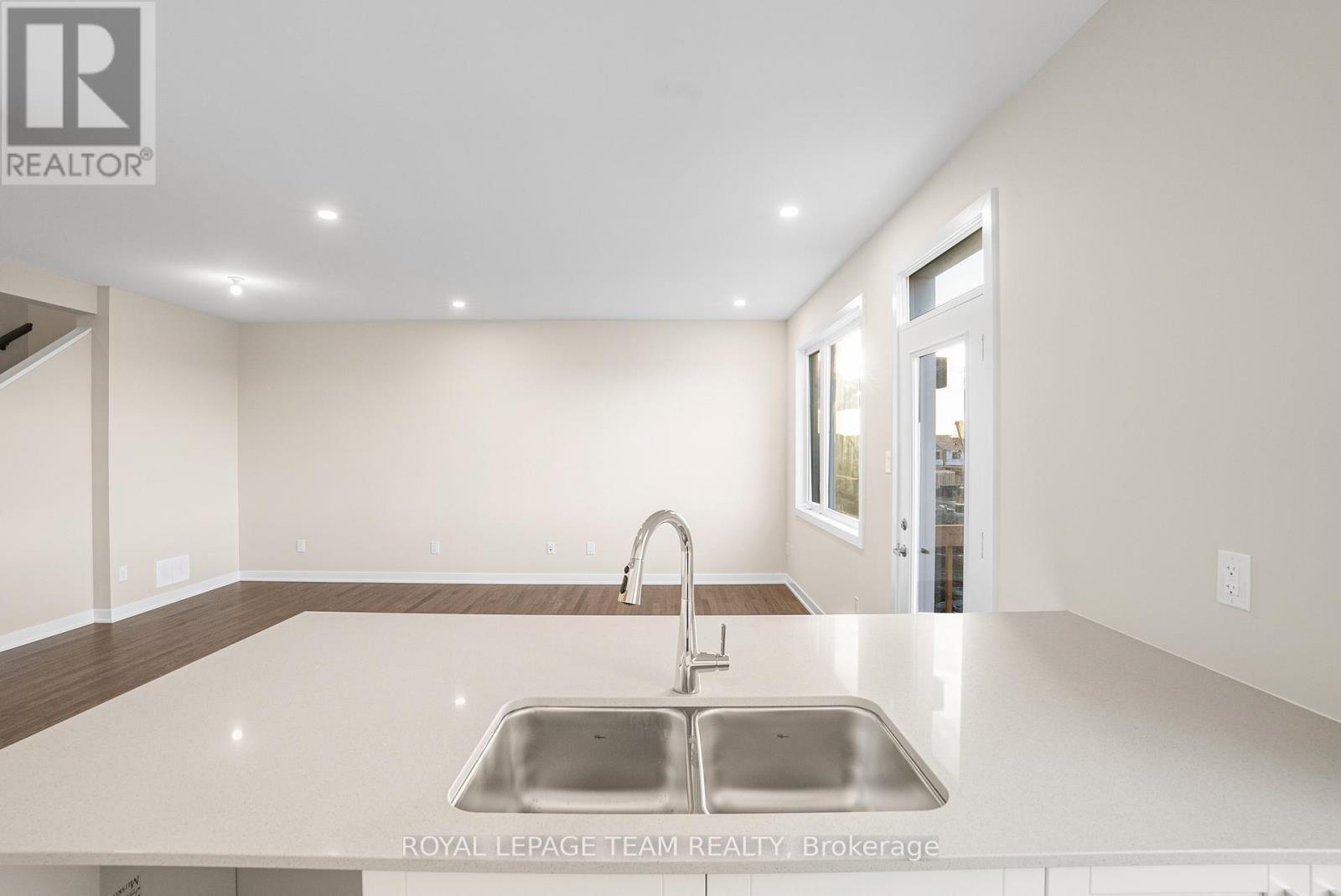 120 Beebalm Crescent, Ottawa, ON - Indoor Photo Showing Kitchen With Double Sink