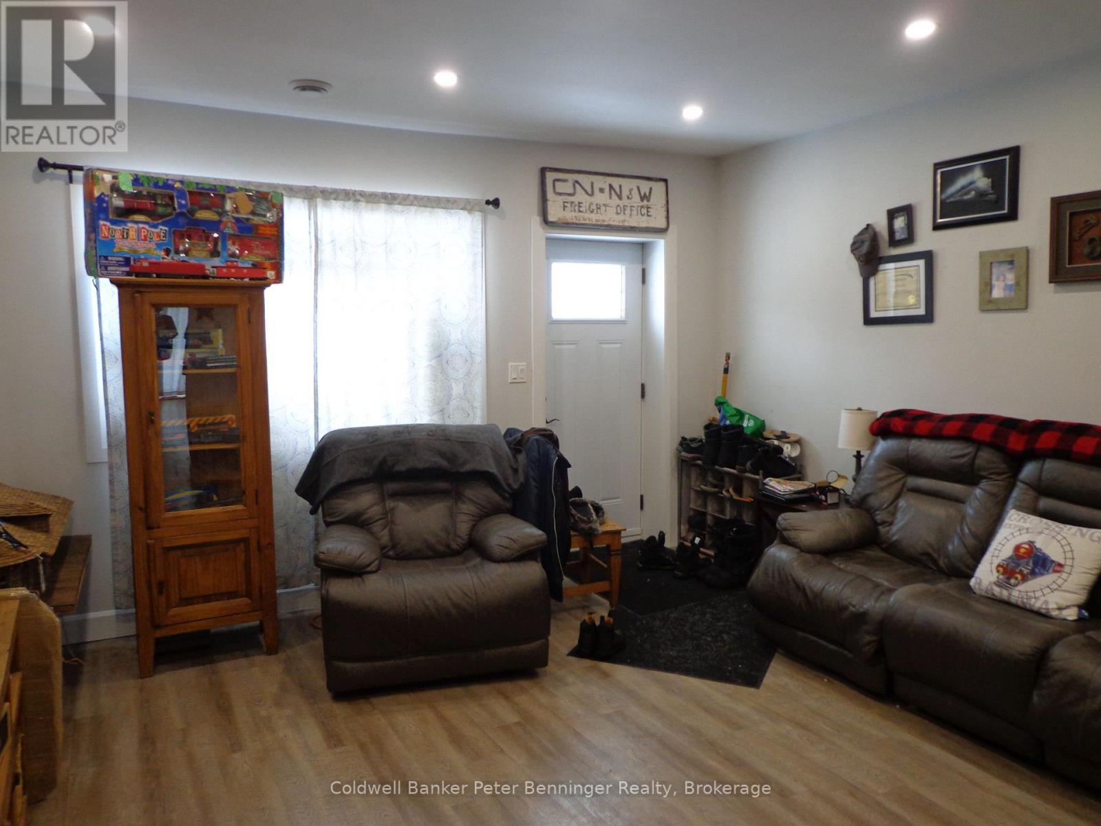 523 Mill Street, West Grey, ON - Indoor Photo Showing Living Room