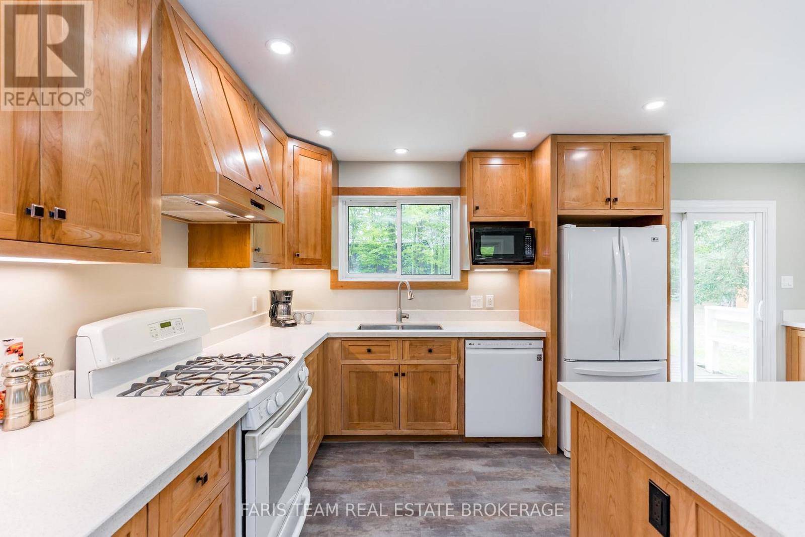 1941 Vespra Valley Road, Springwater, ON - Indoor Photo Showing Kitchen